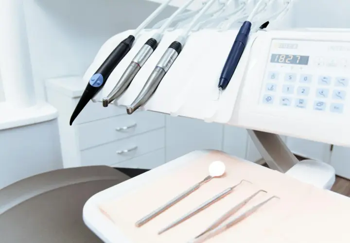 Instruments de dentiste prêts à l'emploi. Si vous avez besoin d'aide pour rédiger une modèle lettre réclamation dentiste, cette image vous rappelle le contexte.