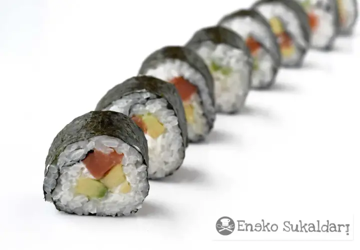 Rollos de sushi caseros con salmón, aguacate y huevo. Aprende como hacer sushi en casa con esta deliciosa receta.