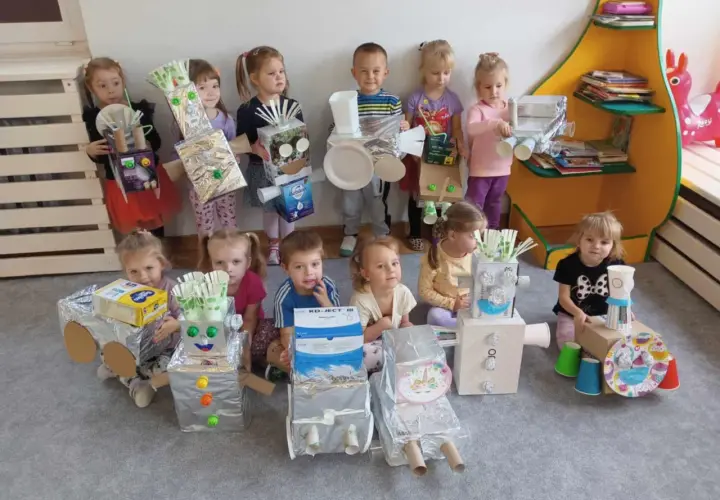 Dzieci prezentują swoje roboty z recyklingu, wspaniałe zabawy dla przedszkolaków.