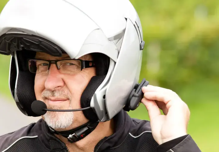Interkom do kasku motocyklowego: Jak wybrać idealny zestaw?