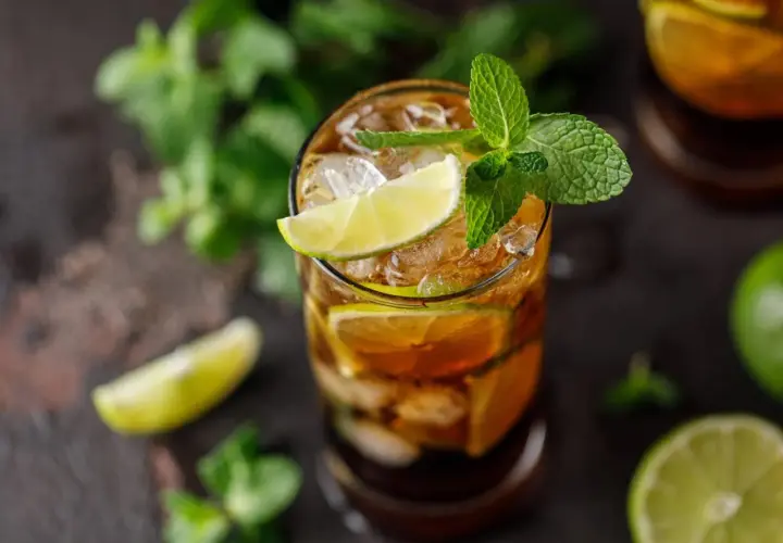 Orzeźwiający Cuba Libre z lodem, limonką i miętą. Idealny na gorące dni.
