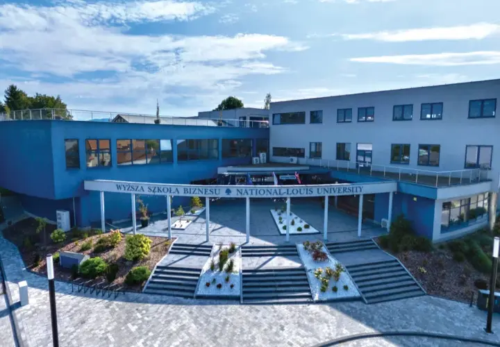 Nowoczesny budynek Wyższej Szkoły Biznesu National-Louis University, idealne miejsce na studia 1 stopnia.