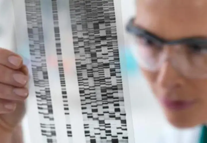 Ricercatrice analizza sequenza genetica, studiando come la schizofrenia è ereditaria.