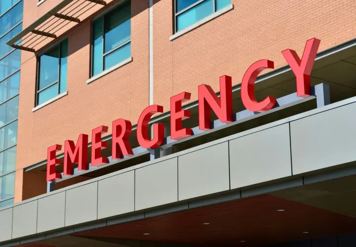 Insegna rossa "EMERGENCY" su un edificio ospedaliero. Speriamo che il referto pronto soccorso sbagliato non sia stato un problema grave.