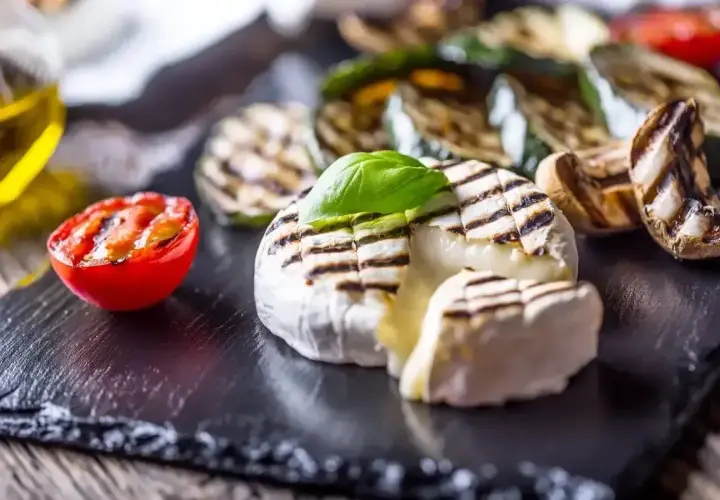 Pyszny camembert z grilla, z rumianymi paskami, podany z grillowanymi warzywami i pomidorkiem. Idealna przekąska na lato.