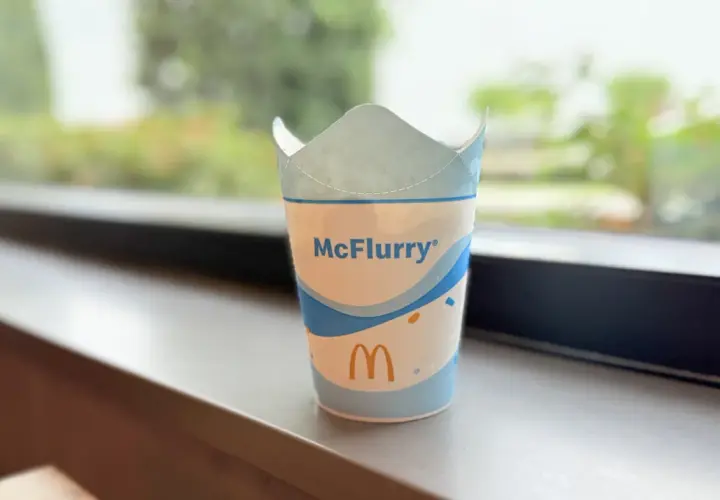 Pusty kubek po McFlurry, z logo McDonald's i falistym wzorem. Zastanawiasz się, ile McFlurry kcal ma Twój ulubiony smak?