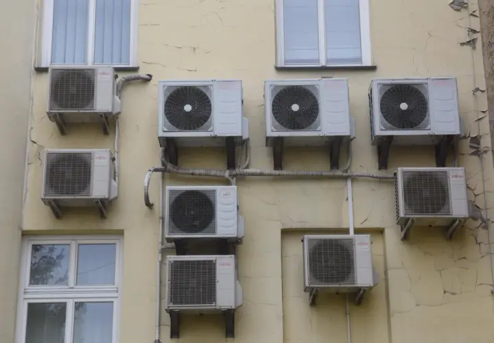Klimatyzacja w bloku: Ile kosztuje i jak załatwić formalności?