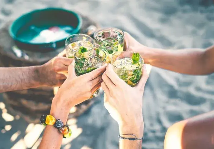 Najlepsze drinki z żołądkową gorzką, które zaskoczą Twoich gości