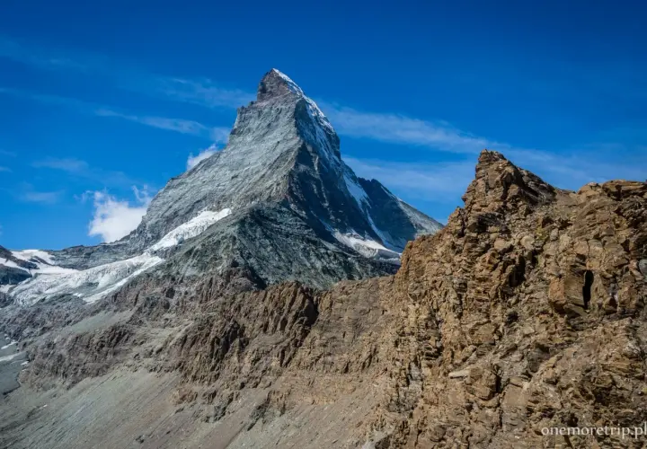 Majestatyczny Matterhorn w słońcu, z lodowcami i skalistymi zboczami. Widok zapierający dech w piersiach, jakbyś stał u progu wejścia na Matterhorn.