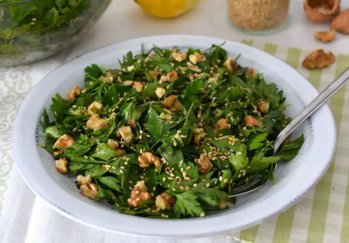 Ensalada primavera fresca con perejil, nueces y semillas de sésamo. Un plato ligero y lleno de sabor.