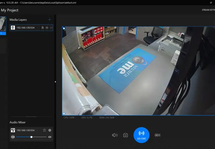 Interfaz de SplitCam para ver camara ip. Muestra la vista de una cámara de seguridad en una tienda.