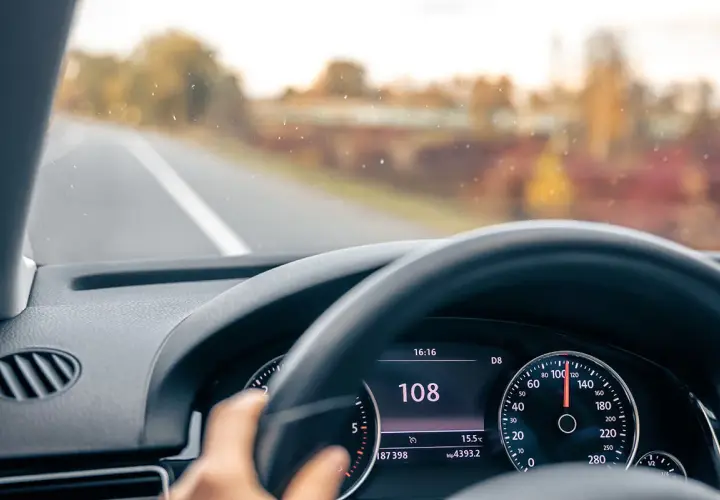 Prędkościomierz pokazuje 108 km/h. To przekroczenie prędkości o 20 km/h, jeśli limit wynosi 90 km/h.