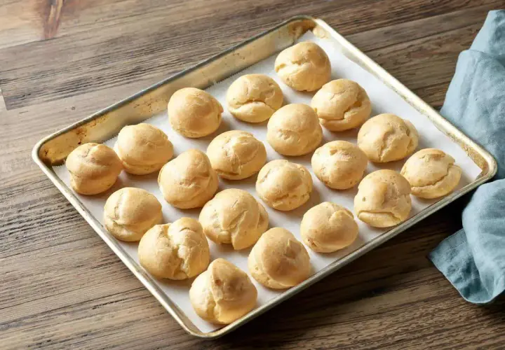 Bicchierini dorati pronti per essere farciti, un classico della pasta choux ricetta originale.