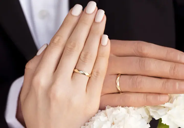 Jaką obrączkę wybrać? Materiały, rozmiar, trendy i personalizacja