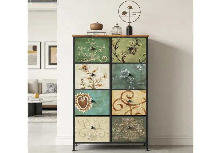 Comoda de 8 cajones con diseños florales y arabescos en tonos verdes, ocres y azules. Un mueble que aporta arte y organización.