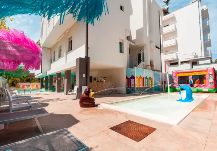 Un colorato family hotel metropolitano con piscina, gonfiabili e divertenti decorazioni per bambini.