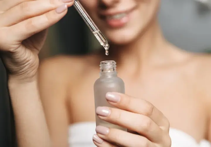 Kwas fitowy działanie: kropla serum z pipety spada do buteleczki, przygotowując skórę na odżywczy dotyk.