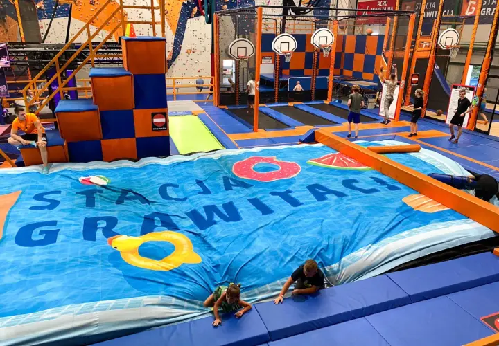 Dzieci bawią się na trampolinach w "Stacji Grawitacji", jednej z najlepszych sal zabaw Warszawa.