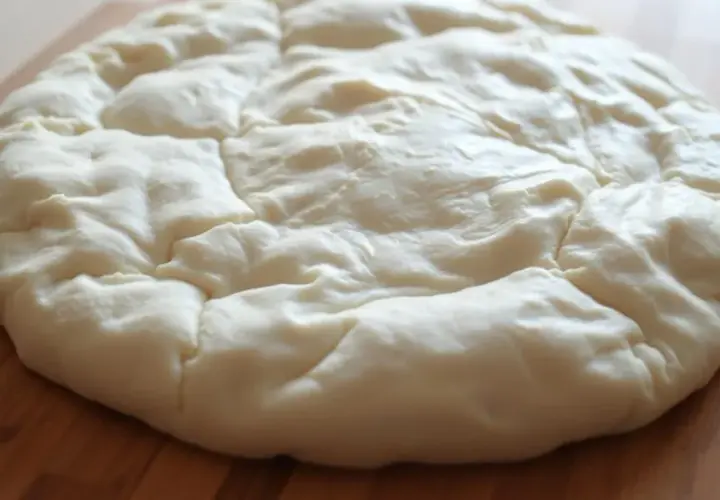 Jak szybko rozmrozić ciasto na pizzę? Sprawdzone metody krok po kroku