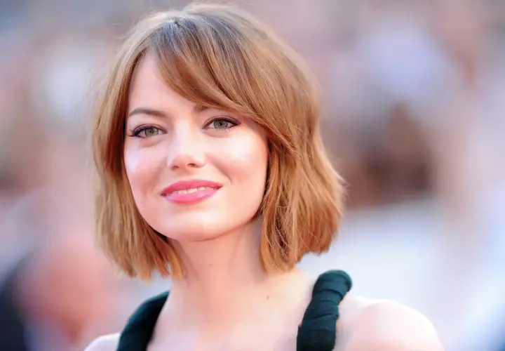Emma Stone z subtelnym makijażem do zielonych oczu, podkreślającym ich naturalny kolor.