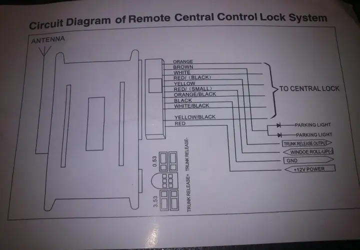 Diagrama de cableado de un sistema de cierre centralizado con antena y conexiones.