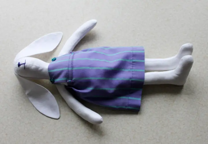 Uszyj sukienkę dla królika Tilda: poradnik DIY + darmowy wykrój!