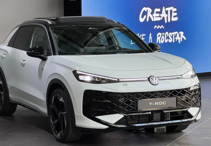Biały Volkswagen T-Roc 2025 z czarnym dachem i felgami, gotowy do stworzenia rockowej przygody.