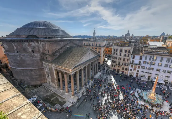 Piazza gremita davanti al Pantheon, capolavoro di Agrippa, con la sua cupola imponente e la fontana centrale.