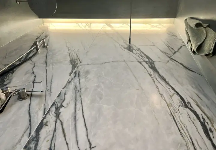 Doccia con piastrelle effetto marmo bianco e venature nere. Per trovare piastrelle uguali, osserva attentamente il disegno delle venature.