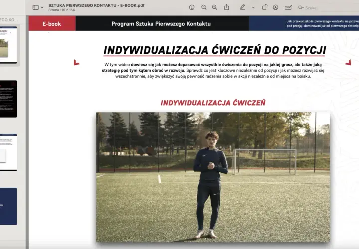 Młody piłkarz na boisku, gotowy do treningu. Pokazuje, jak indywidualizacja ćwiczeń poprawia pewność siebie i umiejętności dryblera.