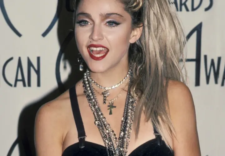 Madonna stylizacje lat 80.: Odtwórz ikoniczny look!