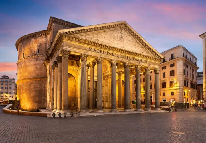 Le Panthéon de Rome, majestueux sous un ciel crépusculaire, se dresse avec ses colonnes imposantes. Un monument antique qui traverse le temps.