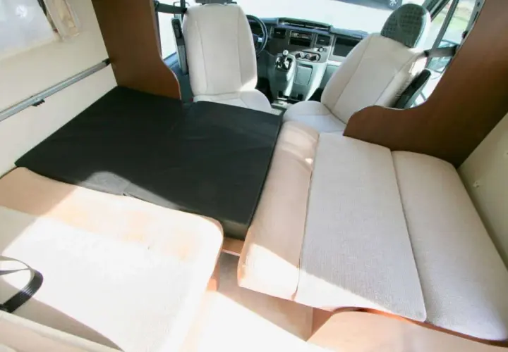 Montage lit dinette camping-car Fiat Ducato. Un espace confortable pour se reposer après une journée d'aventure.