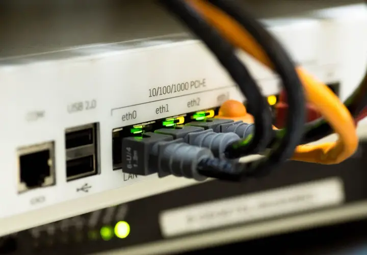 Kabel ethernet podłączony do portu LAN. Zielone diody sygnalizują połączenie. Jak podłączyć kabel ethernet do komputera? Proste!