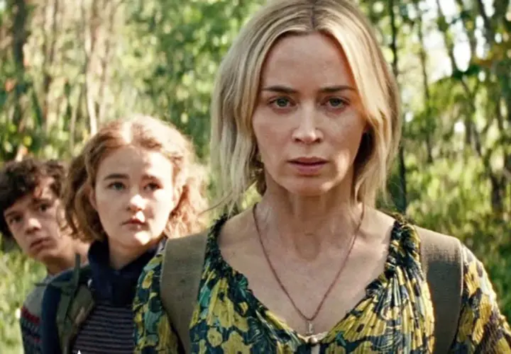Rodzina w lesie, szukająca cichego miejsca 3. Emily Blunt z dziećmi, napięci i czujni.