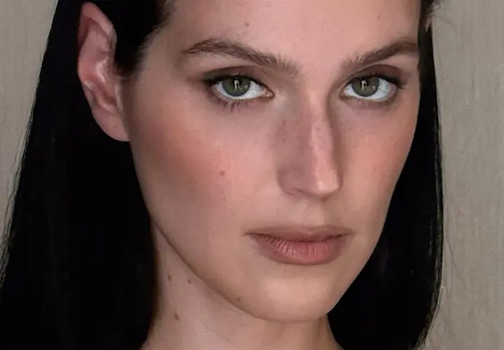 Maquillaje sutil para ojos hundidos, resaltando la mirada con tonos neutros y un toque de rubor.