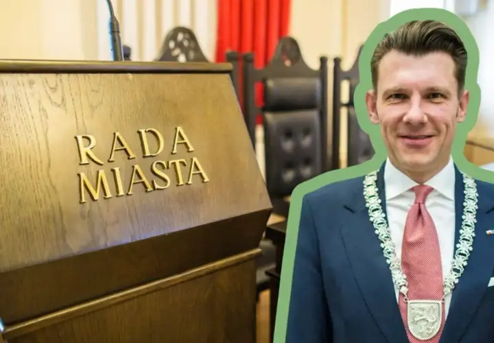 Burmistrz w garniturze i łańcuchu z herbem, na tle sali obrad Rady Miasta. Ciekawe, ile zarabia burmistrz?