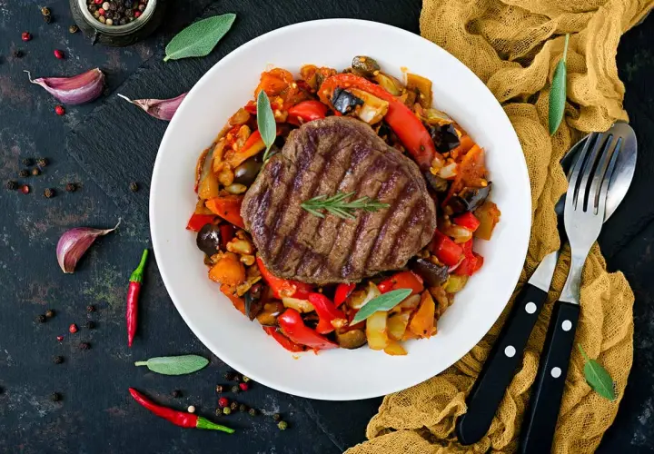 En saftig steak minute serveras med en färgstark ratatouille.
