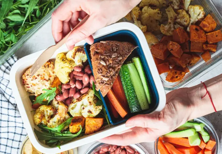 Zdrowa dieta pudełkowa dla dzieci: kolorowe warzywa, fasola, pieczone bataty i kalafior. Idealny lunchbox na wynos.