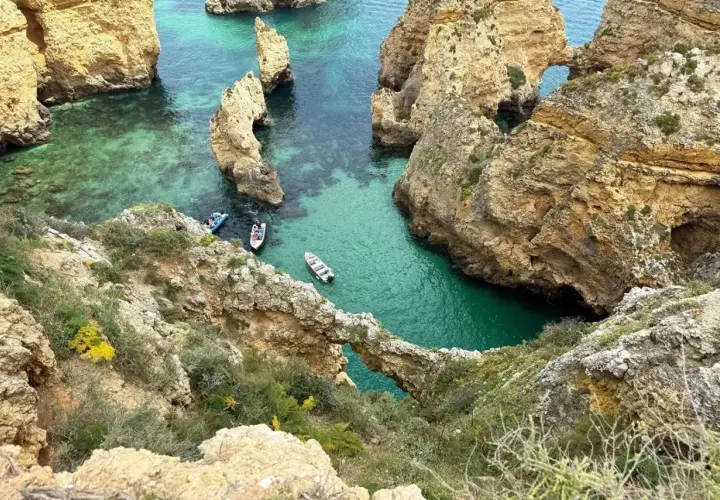 Un plan perfecto para el Algarve en 7 días: explora calas escondidas y aguas turquesas en barco.