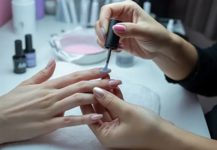 Jak zrobić manicure tytanowy w domu – proste kroki i najlepsze produkty