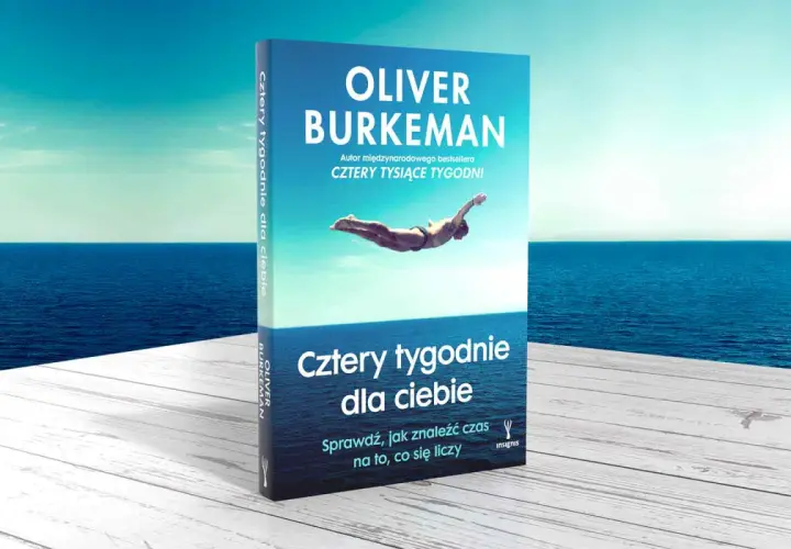 Książka "Cztery tysiące tygodni" Olivera Burkeman, z nurkiem na okładce, zachęca do refleksji nad czasem.