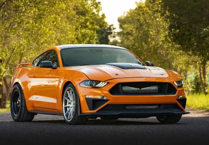 Pomarańczowy Mustang z USA, idealny do sprawdzenia na drodze.