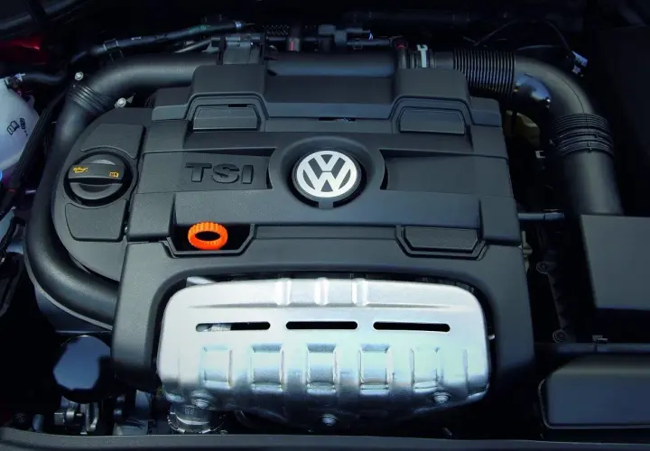 Silnik TSI Volkswagena, często omawiany w **1.4 TSI opinie**, z widocznym logo marki.