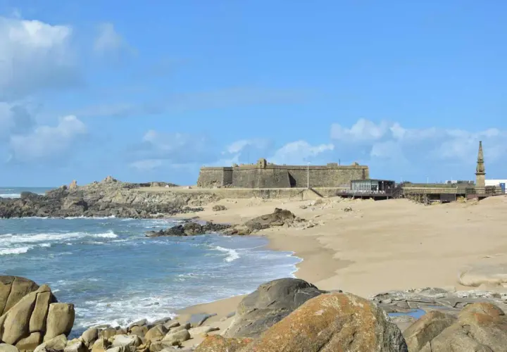 Fortaleza histórica junto a las playas de Oporto, con rocas y el mar Atlántico.