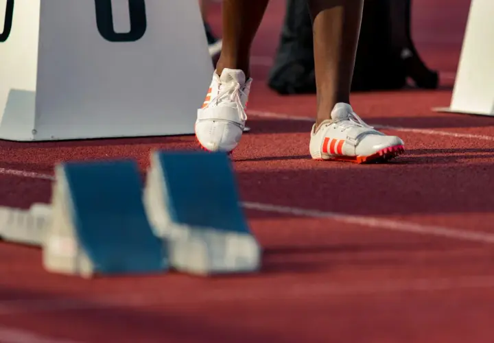 Lekkoatleta w butach z kolcami czeka na starcie, kiedy mistrzostwa świata w lekkoatletyce.