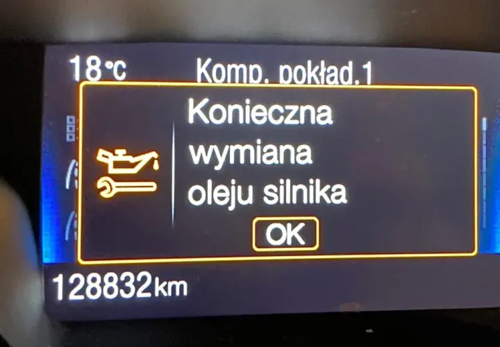 Komputer pokładowy informuje o koniecznej wymianie oleju silnika. Przebieg 128832 km.