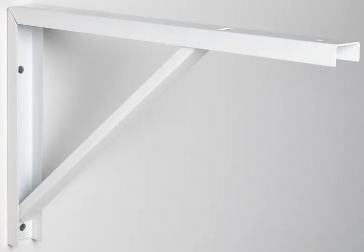 Équerre blanche fixée au mur, prête à supporter un poids sur son côté le plus long.