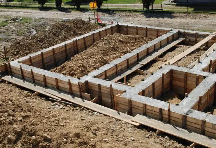 Jakie fundamenty pod dom 35m2 wybrać, aby uniknąć problemów?