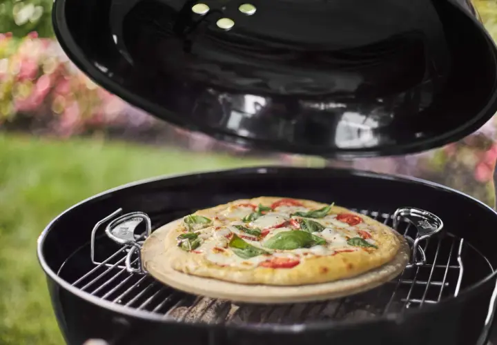 Jak przełożyć pizzę na kamień bez łopatki - 5 sprawdzonych metod